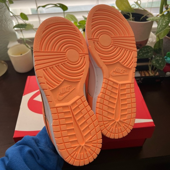 WOMENS NIKE DUNKS ORANGE CREAM - Picture 3 of 5